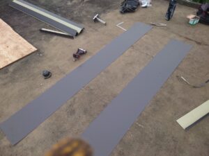 立平葺きは金属屋根の葺き方の一つで、一枚の板を縦に葺いて屋根を作っていきます
