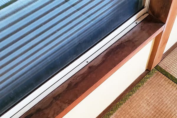 窓廻りにシミがある